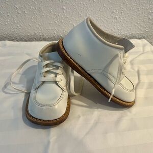 Toddler white Strite Rite white Leather lace up walking shoes size 6